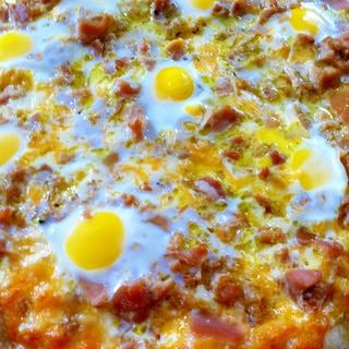 うずらの卵いっぱいクラムピザ